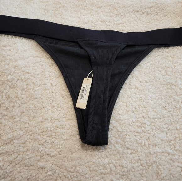 New Skims Thong - Picture 2 of 3